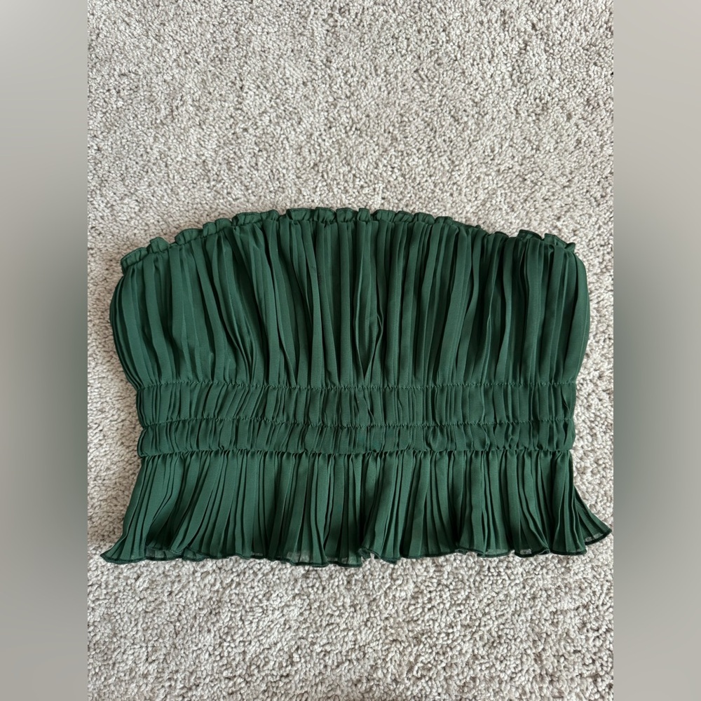 Lovers and friends cropped polyester ruffled top in green size medium.